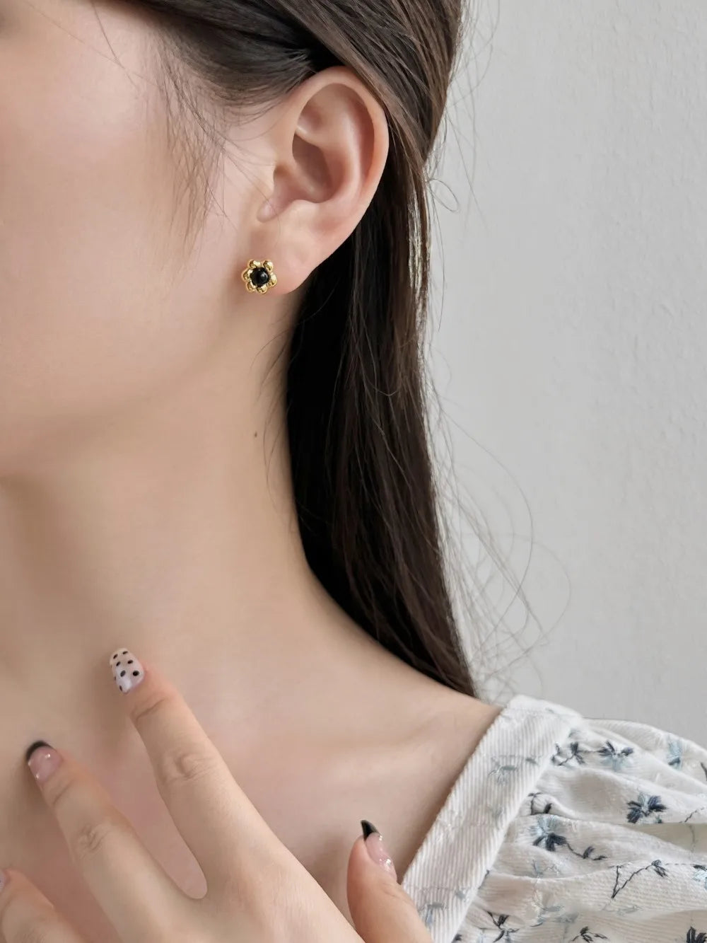 Silver Agate Round Cut Flower Ear Studs