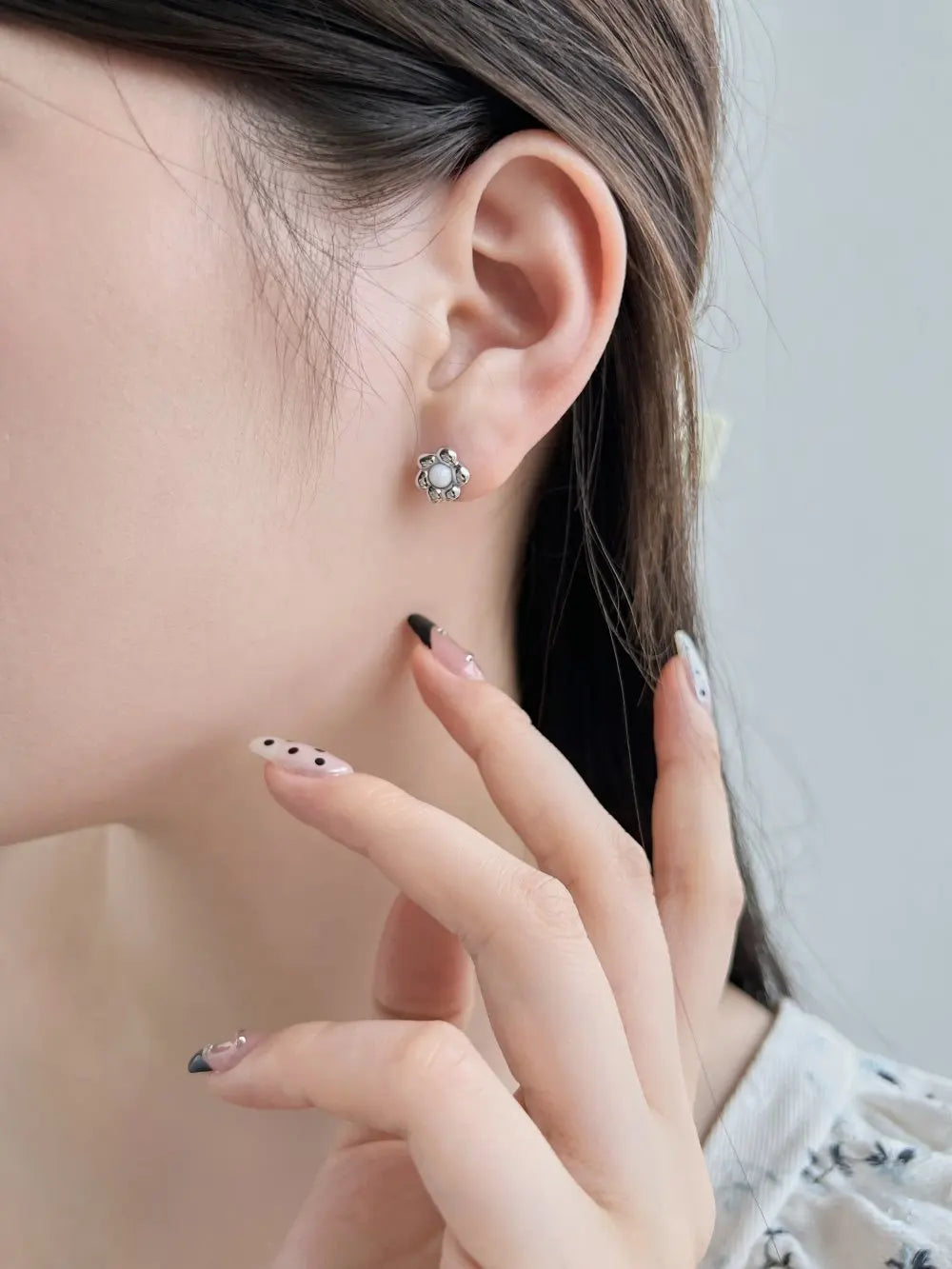 Silver Agate Round Cut Flower Ear Studs