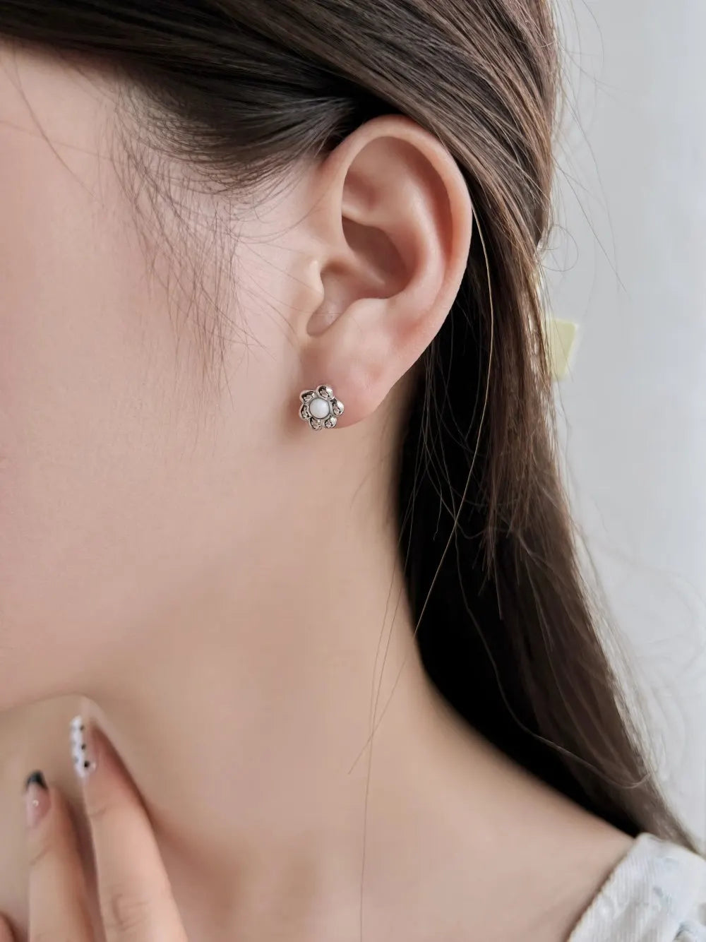 Silver Agate Round Cut Flower Ear Studs