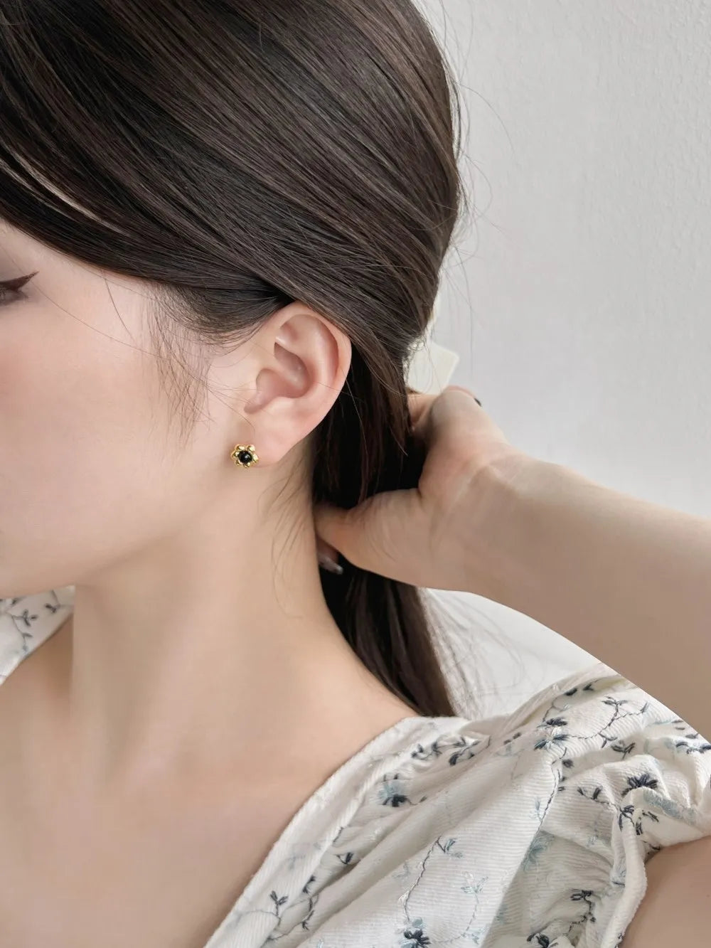 Silver Agate Round Cut Flower Ear Studs